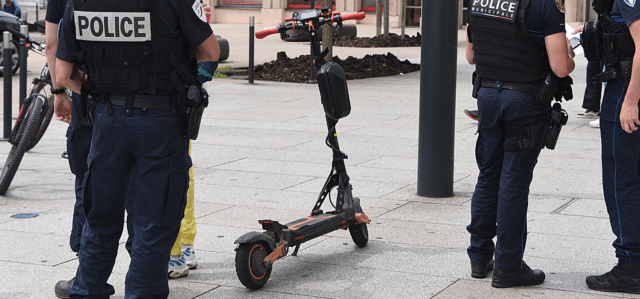 Depuis le 5 août et jusqu’au 31 octobre 2025, la circulation des engins de déplacement personnel motorisés (trottinettes électriques, gyropodes, hoverboards…) est interdite dans plusieurs rues
