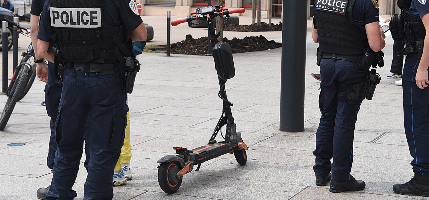Depuis le 5 août et jusqu’au 31 octobre 2025, la circulation des engins de déplacement personnel motorisés (trottinettes électriques, gyropodes, hoverboards…) est interdite dans plusieurs rues